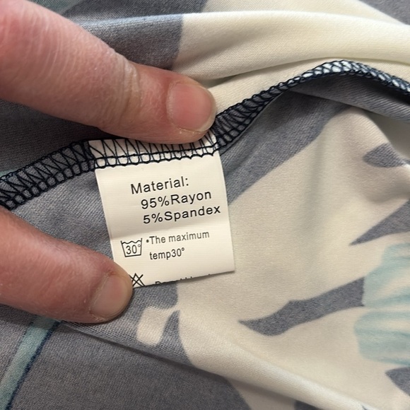 Wneedu Women’s XL Floral Lightweight Tank Top - Picture 6 of 6